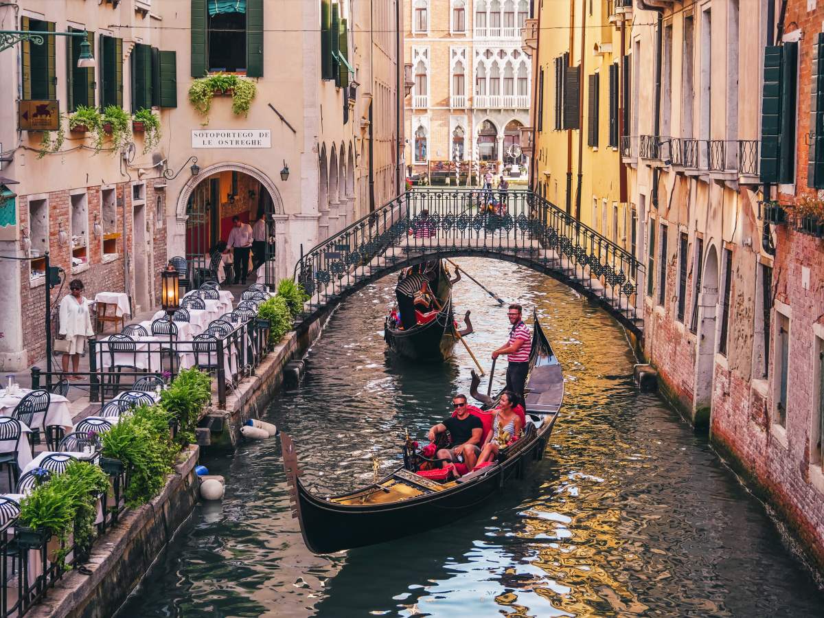 Best Things to do in Venice - Gondola Ride - Endless Travel Destinations