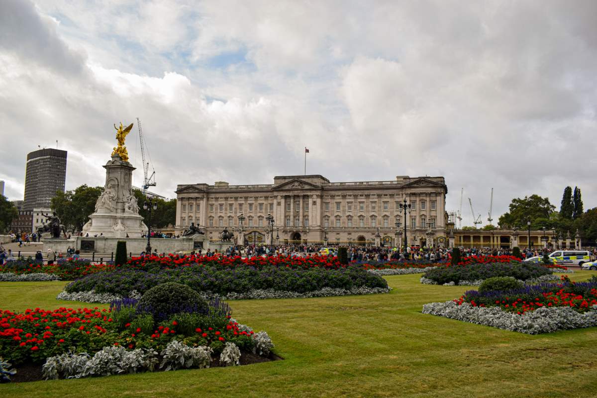 London Bucket List; 60+ Best Things to Do in London - Buckingham Palace - Endless Travel Destinations